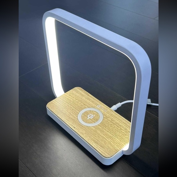 iPhone Charger ans LED Night Light - Picture 1 of 3